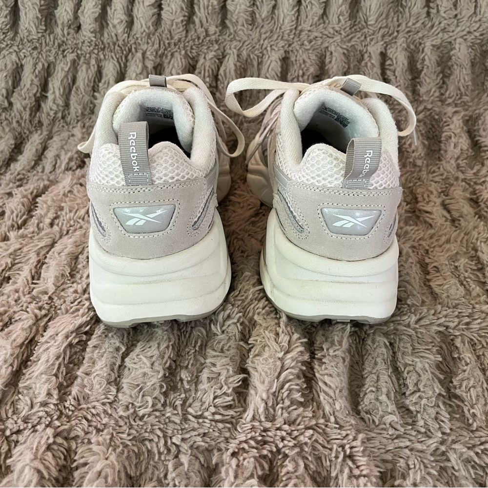 Reebok women’s cream, beige, grey size 8 athletic sneaker shoes - Picture 3 of 4
